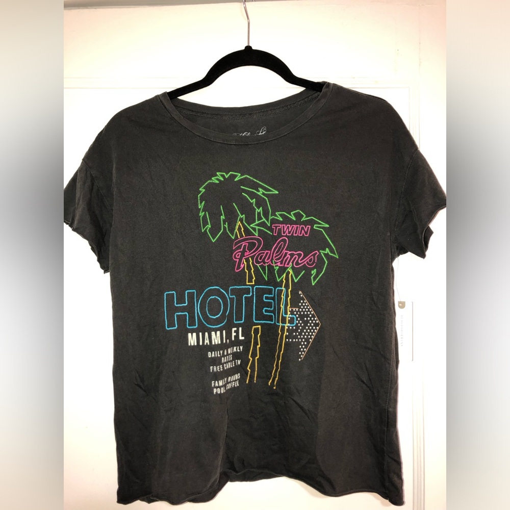 NWT-Midnight Rider Anthropologie. Twin Palms Hotel Graphic Cut-off Tshirt. Small